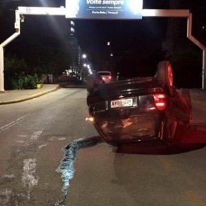 Homem embriagado capota carro poucos minutos após furtá-lo