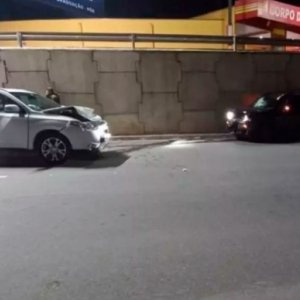 Motoristas se envolvem em colisão frontal no Centro da cidade