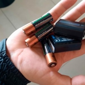 Saiba como realizar o descarte correto de pilhas, baterias e lâmpadas