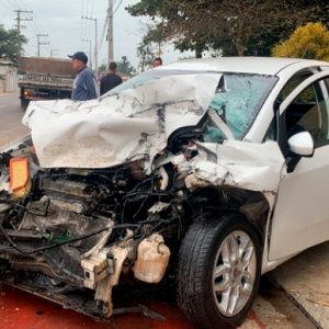 EM TIJUCAS - Acidente gravíssimo deixa carro destruído e motorista ferido