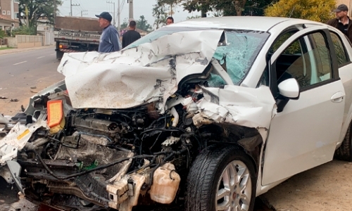 EM TIJUCAS - Acidente gravíssimo deixa carro destruído e motorista ferido