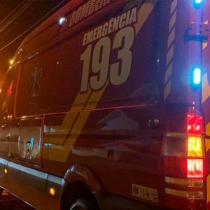 Motorista fica ferido após colidir carro em ônibus estacionado