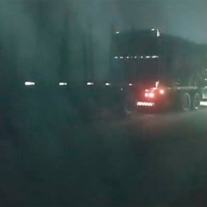 Colisão na SC-410 deixa carreta solta na pista e trânsito bloqueado