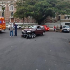 Acidente envolvendo  carro e motocicleta deixa uma pessoa ferida