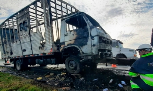 EM TIJUCAS - Incêndio deixa caminhão destruído na BR-101