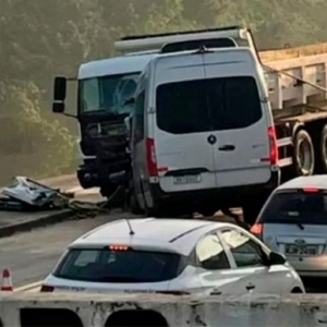 Motorista de Van fica gravemente ferido após colisão na Beira Rio