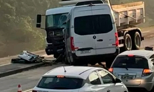 Motorista de Van fica gravemente ferido após colisão na Beira Rio
