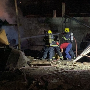 Galpão pega fogo após possível curto circuito em Tijucas