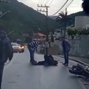 VÍDEO - Colisão entre duas motos deixa motoqueiro ferido