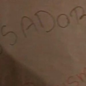Perfil anônimo acusa diretora de cometer assédio moral, racismo e homofobia