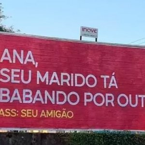 Mistério de outdoor com frase sobre marido de Ana estar 