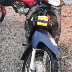 TIJUCAS - Queda na rodovia SC-410 deixa motociclista ferida