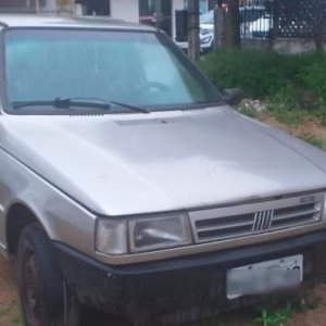 Moradores encontram carro abandonado em terreno e acionam a polícia