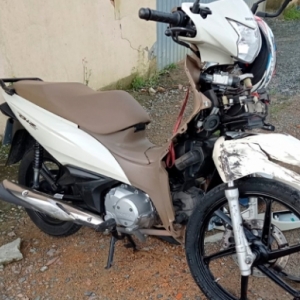 Colisão em avenida deixa Biz destruída e motociclista ferido