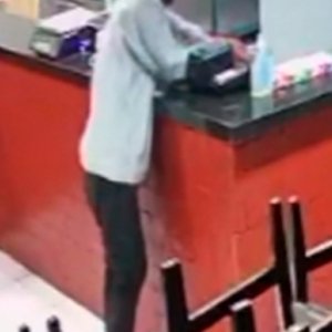 VÍDEO - Homem é flagrado furtando celular em lanchonete de Tijucas