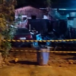 Casa de madeira fica completamente destruída após incêndio e morador perde tudo