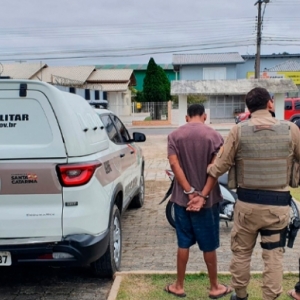 Vítima de furto negocia objeto com autores e aciona a polícia