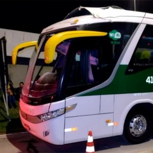 EM TIJUCAS - Ônibus colide contra limitador de altura na marginal da BR-101