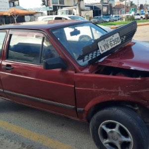 EM TIJUCAS - Motorista faz conversão proibida e provoca acidente