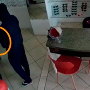 Adolescente envolvido em assalto à relojoaria de Tijucas é detido; outro está foragido