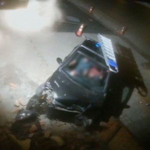 VÍDEO - Carro entra em alta velocidade em pátio e quase acerta conveniência