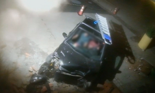 VÍDEO - Carro entra em alta velocidade em pátio e quase acerta conveniência