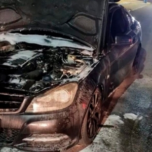 SUSTO - Carro pega fogo em via pública na madrugada deste domingo