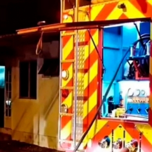 Incêndio atinge quitinete durante a noite e bombeiros são acionados 