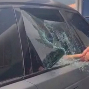 URGENTE: Homem deixa pistola cair ao abandonar veículo com mulher presa dentro