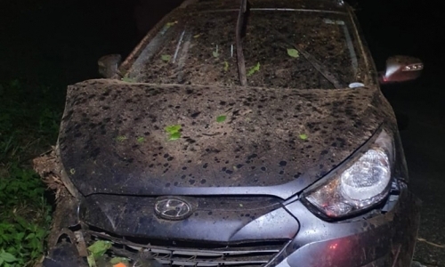Motorista perde a direção, sai de pista e colide contra barranco