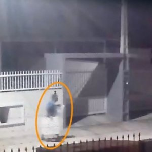Vítima reconhece autor de crime ao analisar câmeras de segurança; homem é preso