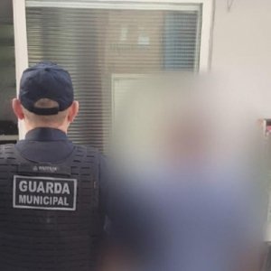 Homem é preso após ser flagrado dirigindo bêbado em avenida 