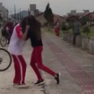 TIJUCAS - Pancadaria entre alunas é registrada em saída de escola