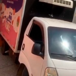 Caminhão fica sem freio durante descida e bate em muro
