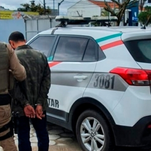 Esposo coloca o pé no pescoço de mulher durante discussão e exige dinheiro