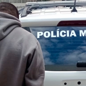 Menor de idade é flagrado vendendo drogas para pagar dívida 