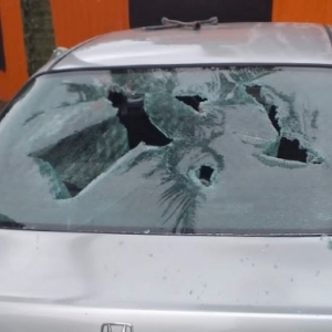 Transtornado homem agride mulher, bate carro em obra e destrói veículo com chave de rodas