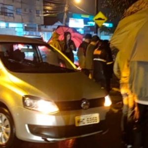 Motociclista fica gravemente ferida após colisão no centro da cidade