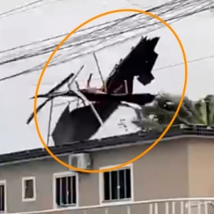 BOMBINHAS -  Queda de árvore deixa acesso à cidade obstruído e telhado de casa é arrancado