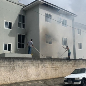 EM TIJUCAS - Incêndio em condomínio deixa apartamento destruído