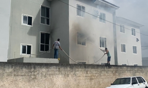 EM TIJUCAS - Incêndio em condomínio deixa apartamento destruído