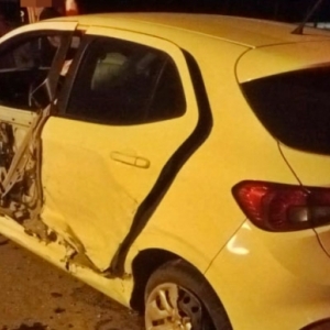 Pista fica bloqueada após acidente entre carros na SC-410