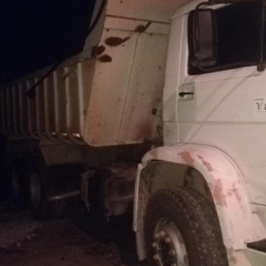 Motoqueiro tenta ultrapassar na SC-410 e colide contra caminhão