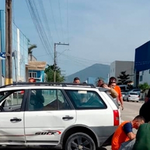 Motociclista fica ferido após atingir carro em cruzamento 