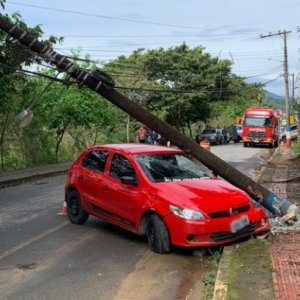 Motorista colide contra poste e tem que ser resgatada de veículo