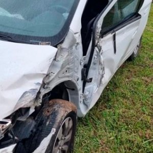 Mulher tenta ligar limpador de para-brisas e acaba se envolvendo em acidente
