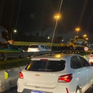 Carreta de empresa tijuquense se envolve em acidente e bloqueia BR-101