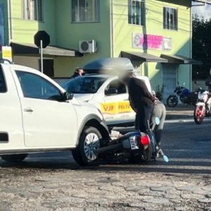 EM TIJUCAS: acidente em cruzamento deixa motoqueira ferida 