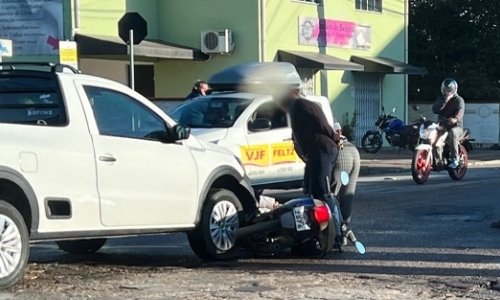 EM TIJUCAS: acidente em cruzamento deixa motoqueira ferida 