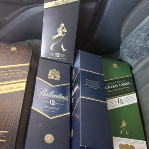 Após furtar garrafas de whisky, homem é detido em flagrante por seguranças 